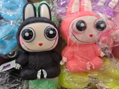 מוציא עיניים לבובו. צבע אקראי