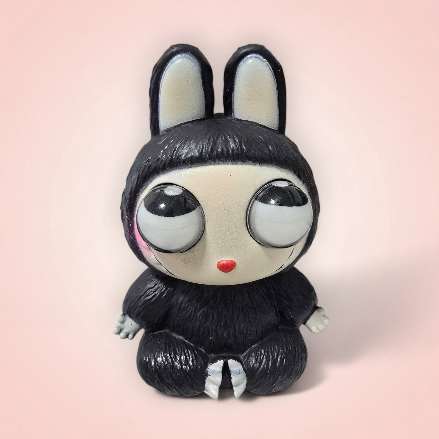 מוציא עיניים לבובו. צבע אקראי