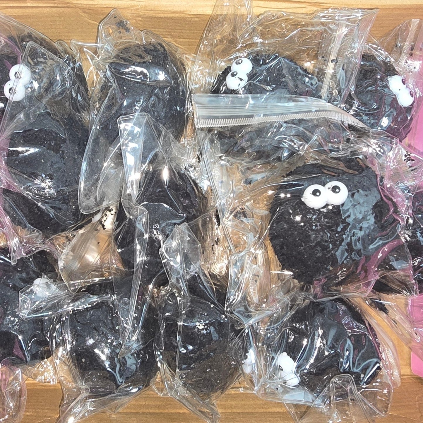 סקווישי מפלצת מתחת למיטה נידו