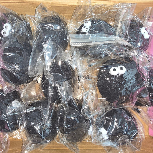 סקווישי מפלצת מתחת למיטה נידו